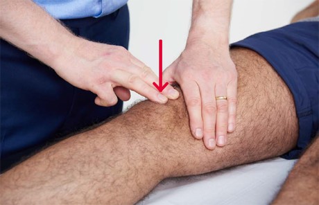 医生检查膝关节。